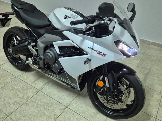 TRIUMPH DAYTONA 660 